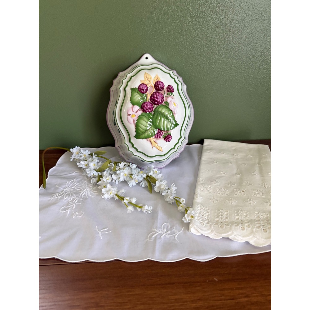 Vintage 1986 Le Cordon Bleu Franklin Mint Raspberry Ceramic Jelly Mold Wall Hang